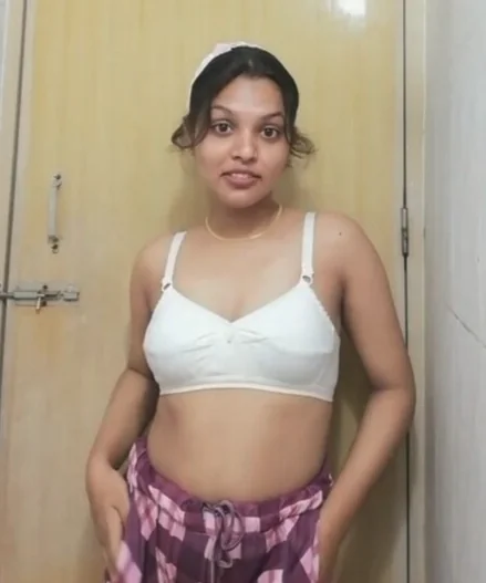 GF Show Her tits on bathroom desi video