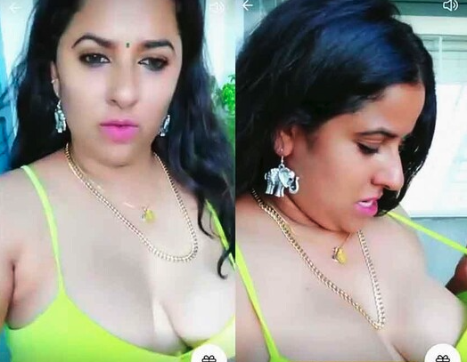 Desi Bhabhi show her big tits on tango live show