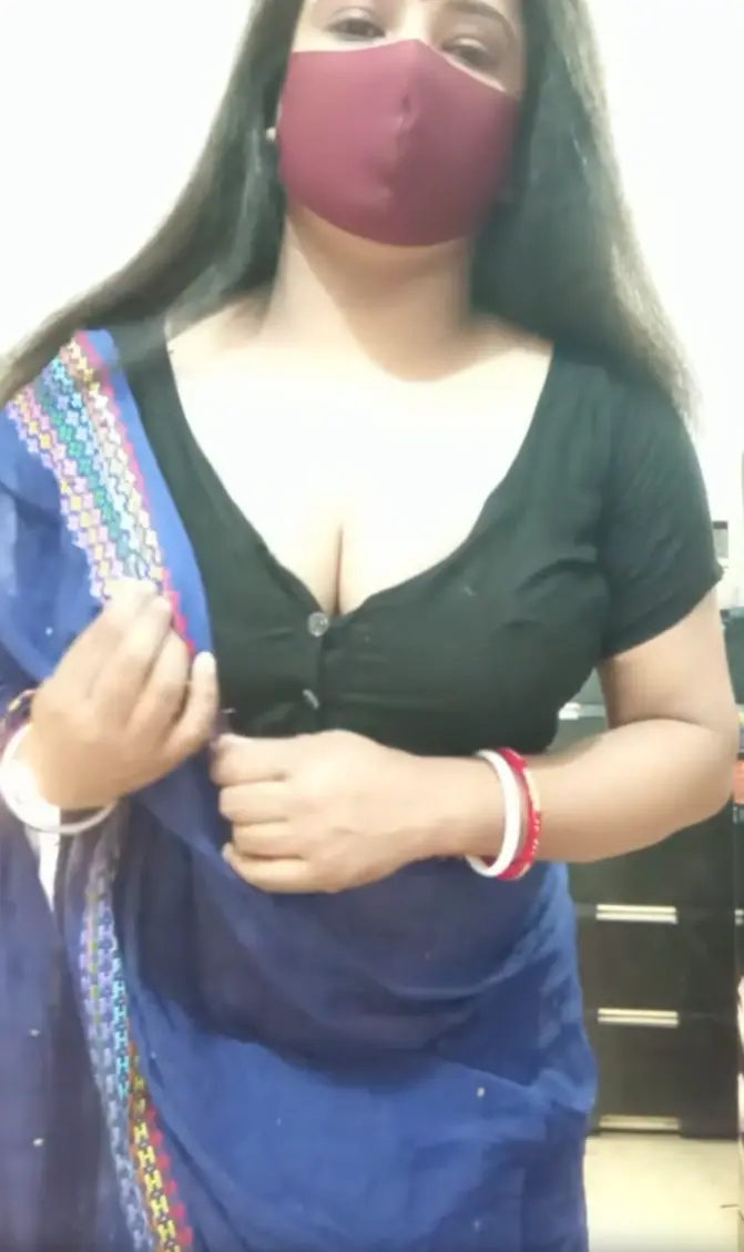 Sexy Bhabhi in Saree Pressing Her Big Boobs Live Stream Video